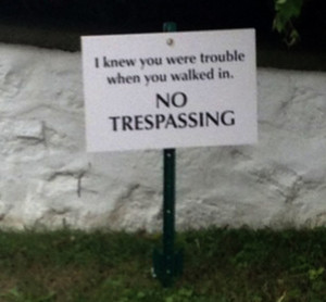 Taylor Swift quotes her own song lyrics on a trespassing sign outside ...