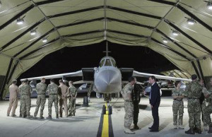 david Cameron meets Royal Air Force pilots, engineers and logistic ...