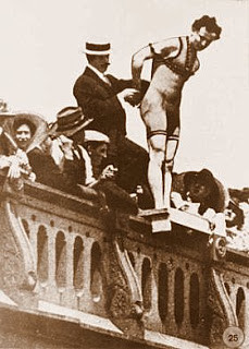 Harry Houdini jumping off Queens Bridge