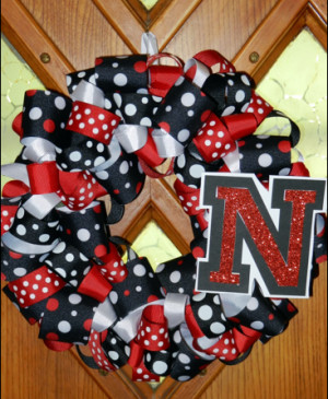 This DIY wreath is perfect to pump up team spirit! However I would do ...