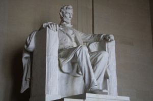 Statue d 39 Abraham Lincoln au Lincoln Memorial contemplant le