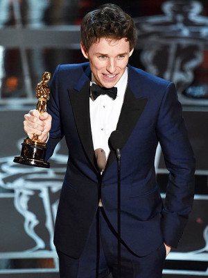 John Travolta Gropes Scarlett Johansson, Fails at the Oscars AGAIN!