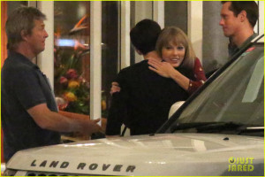 Taylor Swift & Alexander Skarsgard Dine with 'The Giver' Cast!
