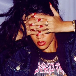 Here’s Rihanna showing off the fruits of her new Mac cosmetics line ...