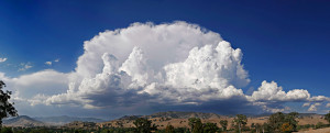 Die Cumulonimbus-Wolke kündigt ein sich anbahnendes Gewitter an ...