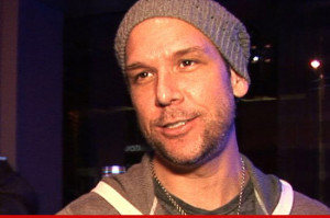 Dane Cook has issued an apology for cracking a joke about the 