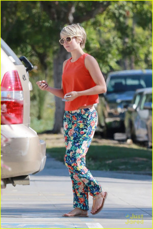 About This Photo Set: Julianne Hough looks super cute in flowery pants ...