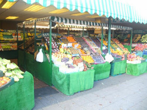 greengrocer's is a shop that sells fresh fruit and vegetables.