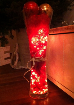 Leuke-decoratie-voor-de-kerst-Een-hoge-vaas-met-daarin-rood-decoratie ...