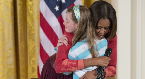 Watch a Young Girl Give Michelle Obama Her Unemployed Dad's Résumé