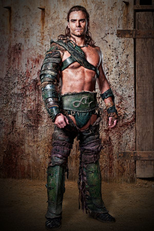 Dustin Clare es Gannicus – Gladiador campeondel ludus de Batiatus.