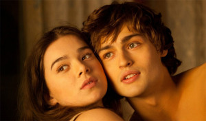 Douglas Booth and Hailee Steinfeld in Romeo and Juliet's love scene