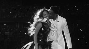 ... está no ar! Beyoncé se declara para Jay-Z com serenata. Confira