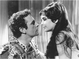 Elizabeth Taylor in the arms of Richard Burton, from the movie ...