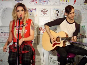 Acoustic : Adore Delano Sings ‘I Adore U’ & ‘Party’ for Yahoo!