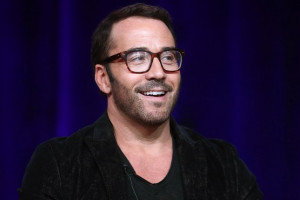 web extra jeremy piven on the art behind ari gold piven holds forth on ...