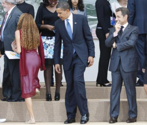 Barack Obama, Nicolas Sarkozy regardent une femme au G8 à l'Aquila