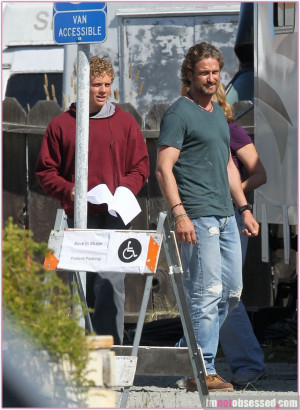 8018592 “300” star Gerard Butler takes a lunch break before ...