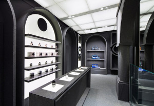 ... flagship store in the 1st arrondissement, at 370 Rue Saint-Honoré