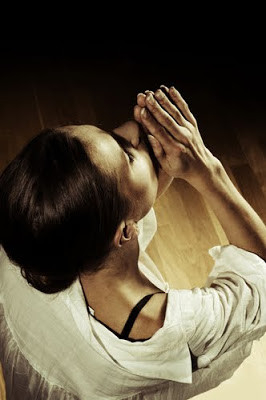 woman+on+knees+praying.jpg#on%20knees%20praying