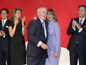 Brian et Mila Mulroney au centre entour s de leurs enfants Nicholas