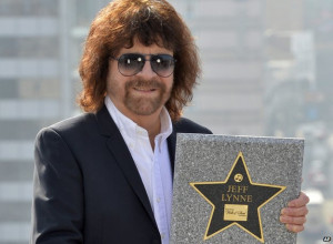 Jeff Lynne holding his star