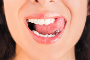 Piercing orali: tutti i rischi per la salute della tua bocca