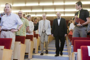 William Labov , acompañado de su padrino, Enric Vallduví, entrando