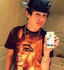 talk about swaggg! he is fucking gorgeous!;) I love you Austin Mahone ...