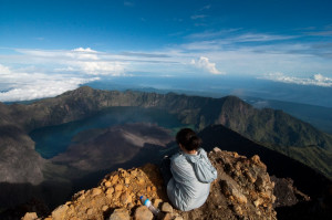 Gunung Rinjani adalah gunung yang berlokasi di Pulau Lombok, Nusa ...