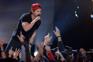 Kip Moore Just Wants His Fans to ‘Live in the Moment,’ Put Phones ...