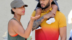Carrying his little son on his shoulders, Swizz Beatz wore a bright ...