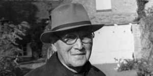 Jean Monnet le 29 octobre 1975 devant sa maison de Bazoches sur