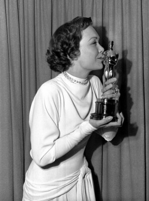 Jane Wyman kisses her Oscar awarded her in Hollywood for her Best ...