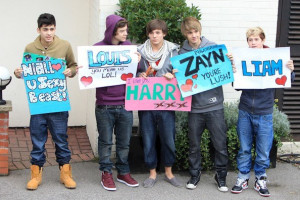 Boy+band+One+Direction+hold+up+placards+made+ujdjESLYKval.jpg