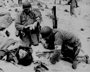Medicshelp a wounded medic in France, 1944