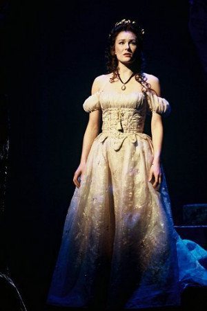 Laura-Benanti-as-Cinderella-into-the-woods-5794214-334-500.jpg