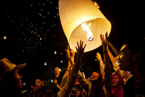 Indonesian Muslim woman with Buddhist followers releases a lantern ...
