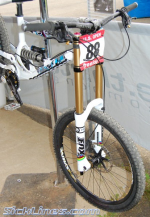 Gee Atherton is known to ride both but mostly clipless.