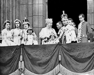 ... and King George VI pose at the balcony of Buckingham Palace in London