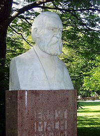 Machin patsas Wienissä.