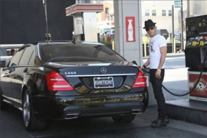 Justin Theroux drives Mercedes-Benz S550