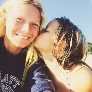 Gwyneth Paltrow Shares Cute Beach Day Photo With Look-Alike Daughter ...