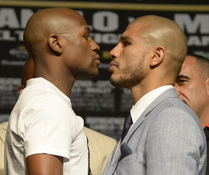 Floyd Mayweather Jr. (izq.) choca en la pelea estelar contra Miguel ...