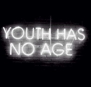 像这样的~想自己做一个当做桌面应该用什么软件 ...