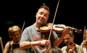 Nigel Kennedy rehearses with the WASO in 2006. Picture by John ...