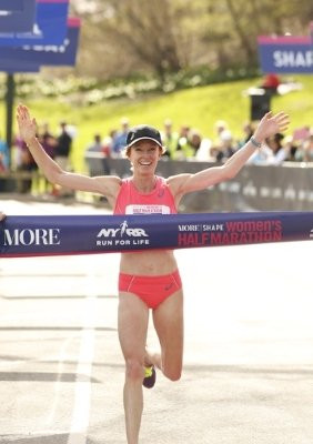 Deena Kastor Wins the 2015 MORE/FITNESS/SHAPE Women's Half-Marathon