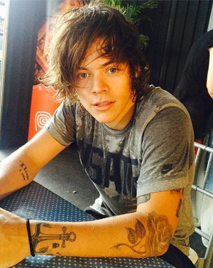 Harry Styles has ditched his famous curly quiff for something a little ...
