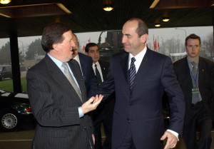 Lord Robertson greets President Kocharian upon his arrival to NATO HQ