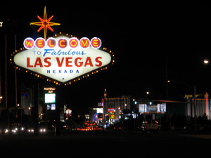 ... la direction du Las Vegas Boulevard, appelé aussi le « Strip
